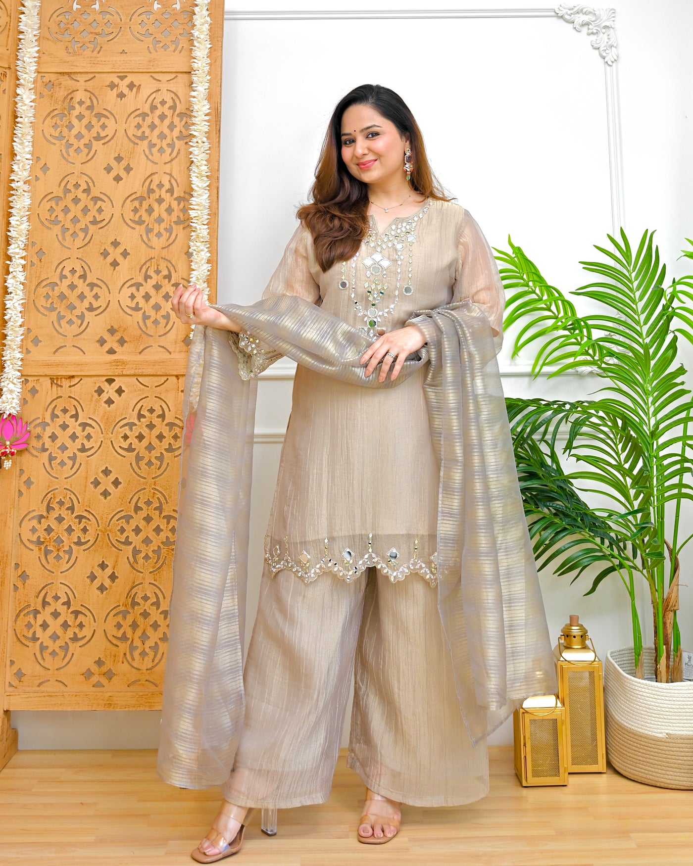 Sunehri Aaina Crush Tissue Handwork Festive Suit